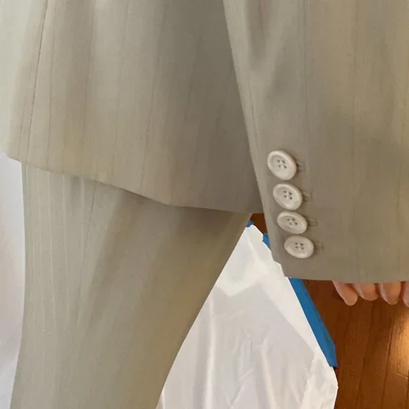 Ann Taylor Beige Pin-Striped 2-Piece Pant Suit / Size 6 / Class/Chic/Timeless - Picture 4 of 8